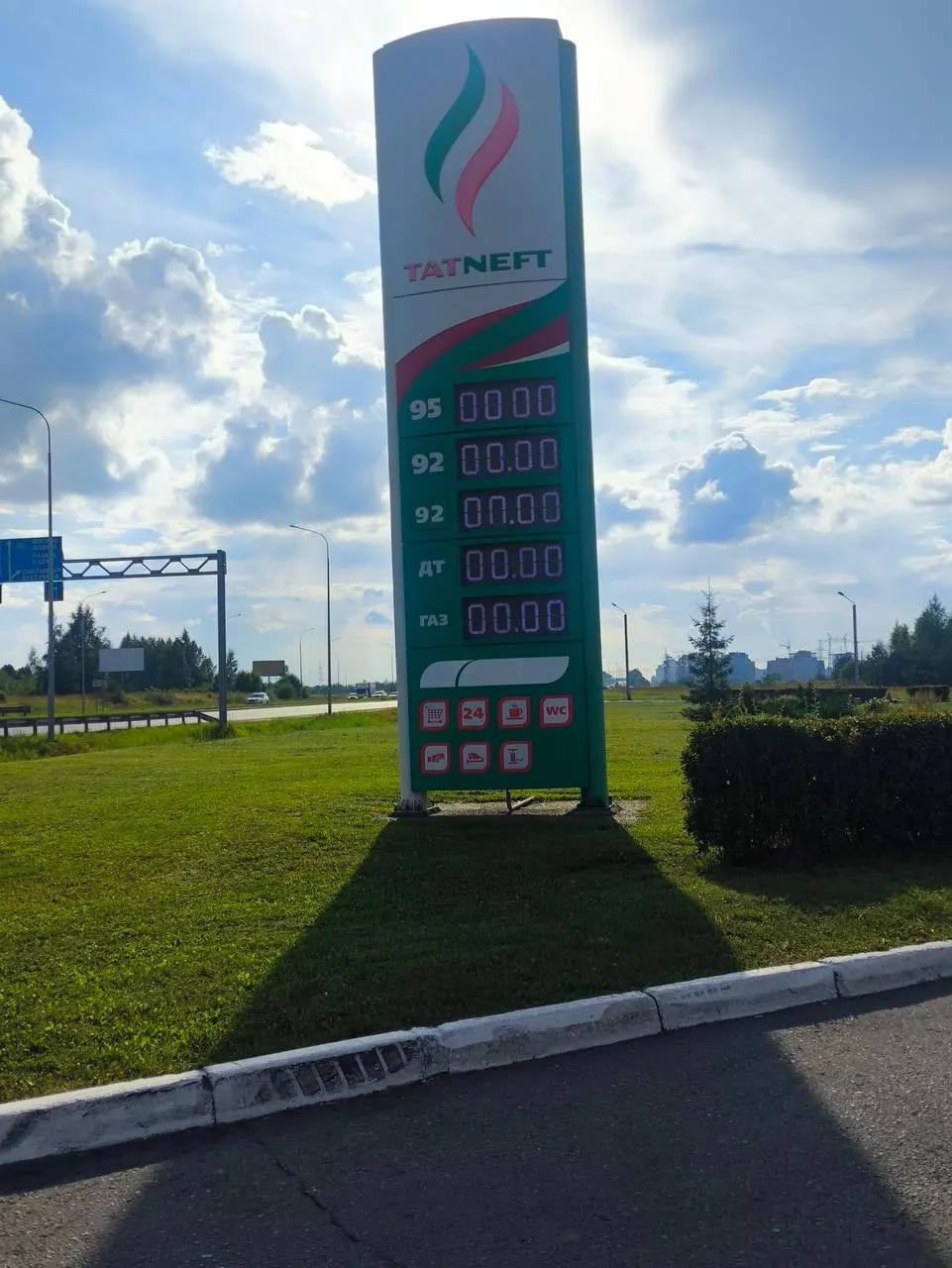 Из‑за дефицита и роста цен на топливо в Чебоксарах дорожают прогулки по Волге. Ночной удар по Ярославскому НПЗ усугубил проблемы с переработкой, компании просят увеличить поставки бензина из Индии.