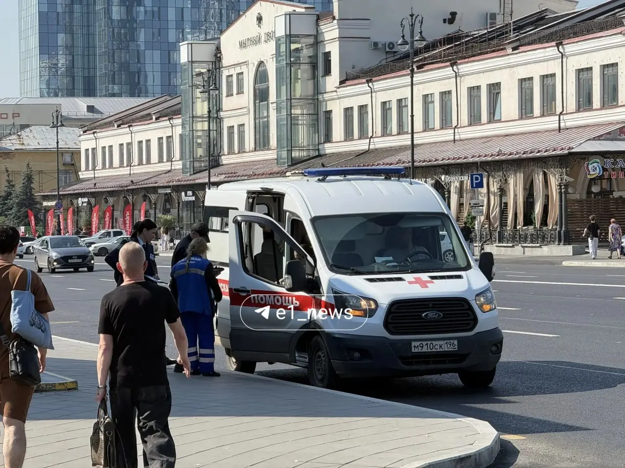 На станции метро пострадавшую доставили в больницу. Причины падения уточняют в администрации города.