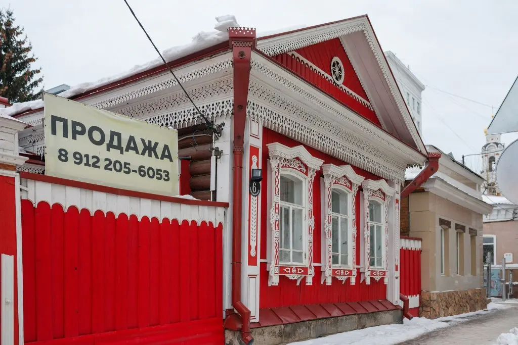 Свердловский областной суд приостановил отказ в включении дома XIX века в реестр памятников на время судебного разбирательства — решение принято по иску реставраторов и активистов.