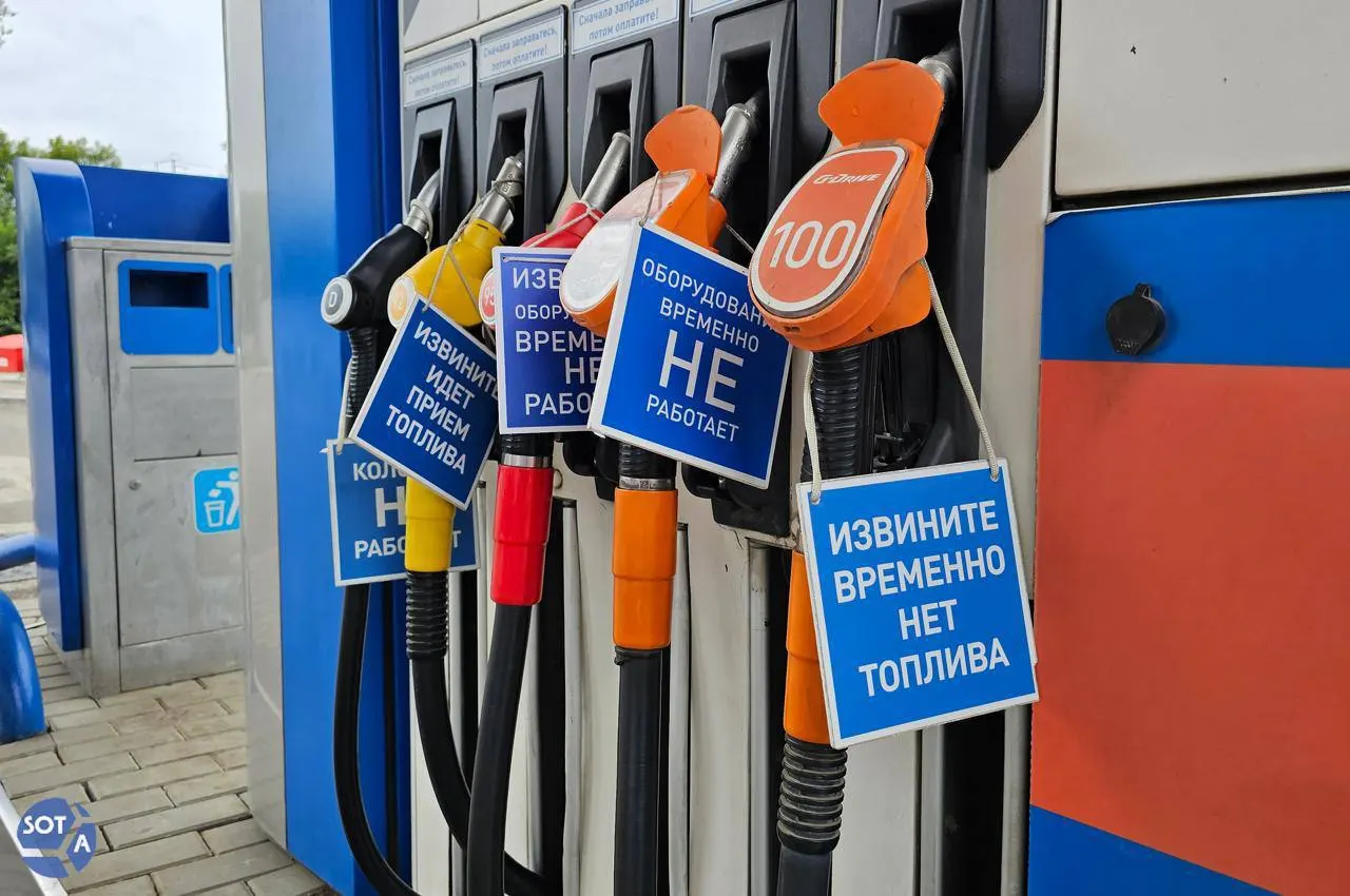 Медианные цены на бензин в начале июля выросли на 20–32% в зависимости от марки. Эксперты указывают на структурный дефицит и считают, что существенного удешевления топлива в ближайшие недели не будет.