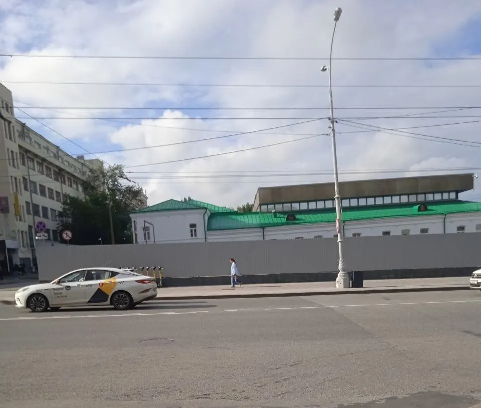 В сквере рядом с Музеем ИЗО вырубили деревья на территории, которая входит в зону охраны объекта культурного наследия. Активисты опасаются, что зеленую зону не восстановят после ремонтных работ.