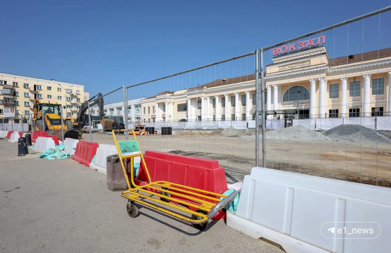 Остановка перемещена к памятнику Уральскому добровольческому танковому корпусу. На прежнем месте идут работы по снятию асфальта, установке ограждений и благоустройству площади; парковка и проезд через шлагбаум остаются в работе.