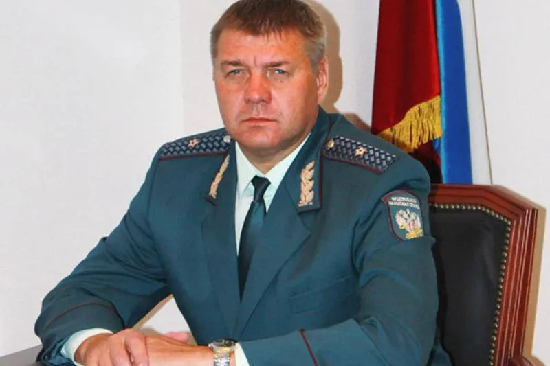 Экс-начальник УФНС по Свердловской области Сергей Логинов, скрывавшийся в ОАЭ более года, задержан и помещён в следственный изолятор Челябинска. Ему предъявлены обвинения в получении крупной взятки по делу о возмещении НДС.