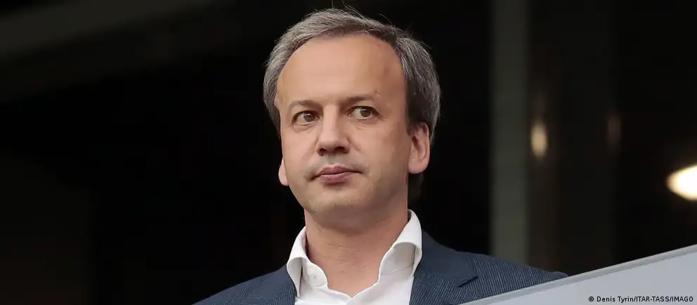 Аркадий Дворкович заявил, что будет добиваться в суде отмены своего внесения в санкционный список ЕС и временно сложил полномочия главы Международной шахматной федерации до завершения процесса.
