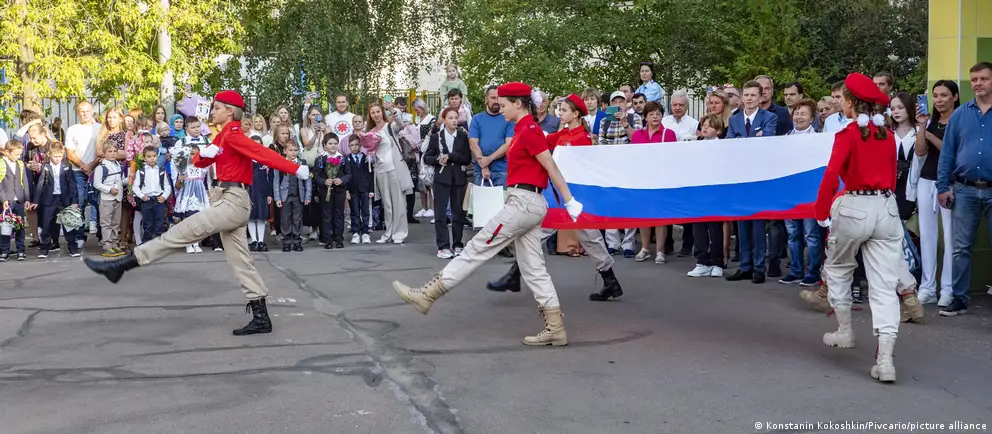 Родители по всей стране жалуются, что их детей не допускают к обучению в старших классах: приёмы в 10‑е стали конкурсными и требуют высоких баллов. Эксперты связывают это с целенаправленной политикой в пользу среднего профессионального образования и ограничением доступа к вузам.