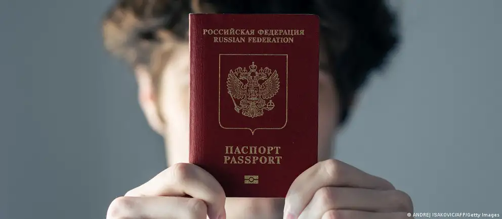 После возражений Франции и Италии первоначальный жёсткий вариант визового запрета был пересмотрен: ограничения предлагается ввести только для тех, кто прямо участвовал в боевых действиях в Украине; одновременно расширены гуманитарные и иные исключения.