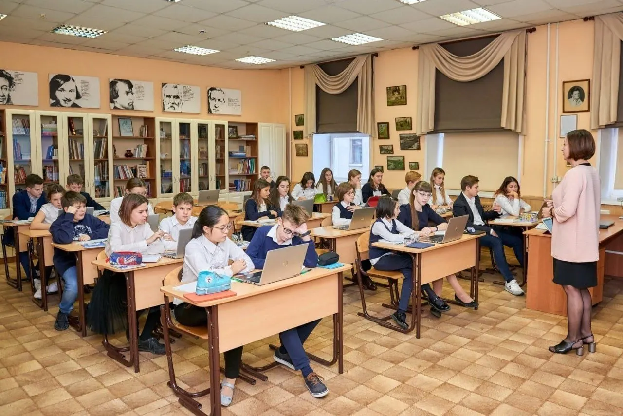 Президент подписал документ, который закрепляет особый статус профессии учителя и вводит гарантии: бесплатные государственные ЭОР, наставничество для новичков, бесплатную юридическую помощь, поддержку профессионального развития и присвоение звания «Ветеран труда» при стаже от 25 лет.