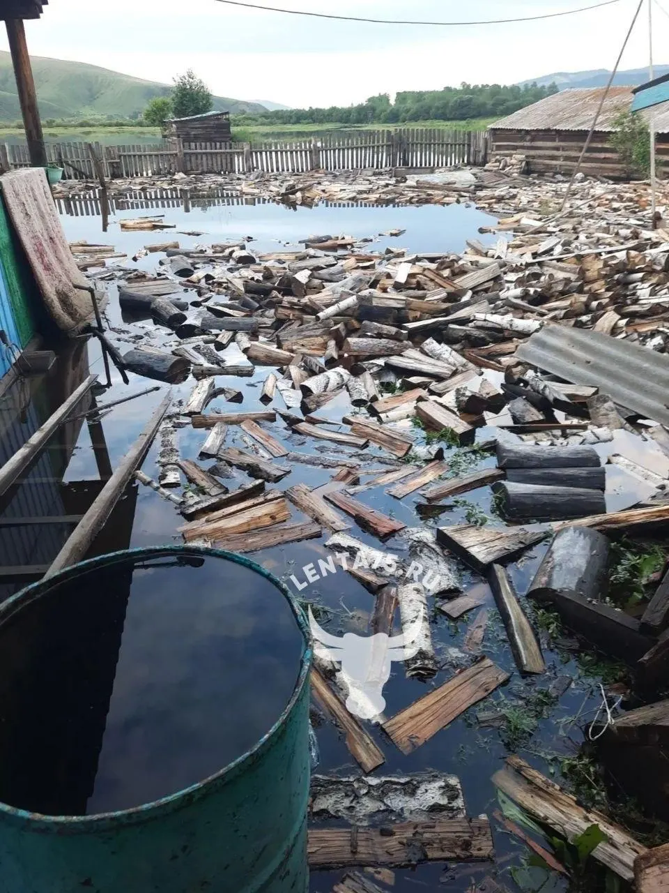 В нескольких реках Забайкальского края отмечены угрожающие уровни воды: подтоплены дома и приусадебные участки. Регион усилил мониторинг и предложил помощь пострадавшим в Свердловской области.
