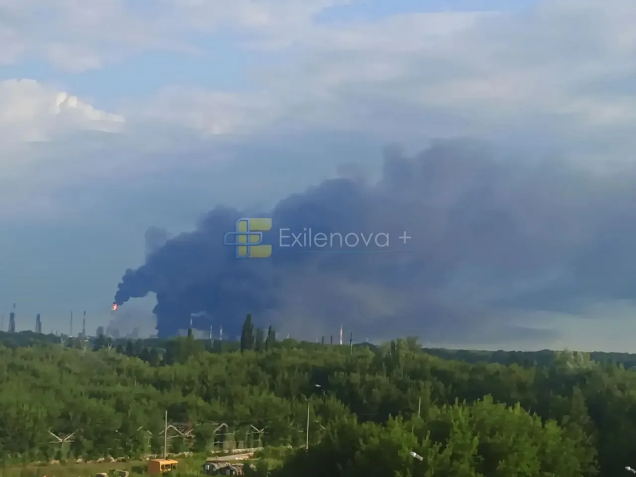 В результате атак беспилотников в Краснодарском крае и Башкортостане произошли возгорания: в посёлке Афипский упали обломки, пострадал один человек и повреждены дома; в Салавате горит крупное нефтеперерабатывающее и нефтехимическое предприятие.