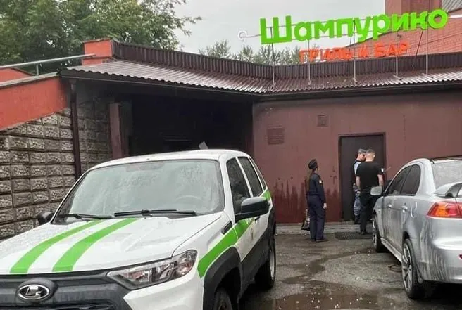 На точке на Технической, 63 обнаружили нарушения санитарных норм: продукты хранили и готовили в неположенных зонах, персонал пренебрегал гигиеной. Заведение опечатали, владельцу выписали административный штраф.