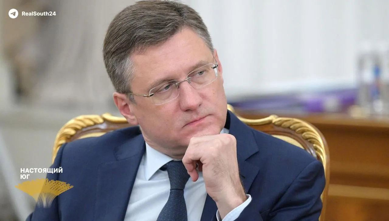 Вице‑премьер признал «напряжённую» ситуацию на топливном рынке: сезонный рост спроса и внеплановые ремонты НПЗ после попаданий БПЛА приводят к дефициту. Правительство готовит экстренные меры для насыщения рынка.
