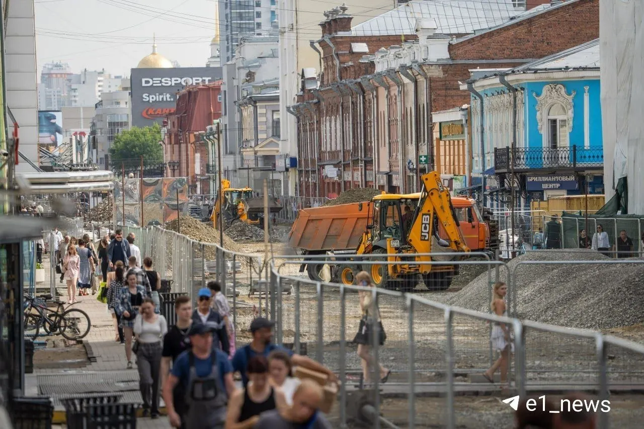 Проход к улице со стороны проспекта Ленина огородили — работы ведёт подрядчик из Уфы. Ремонт планируют завершить к сентябрю 2026 года, жители жалуются на неудобства и неприятный запах у переносных туалетов.