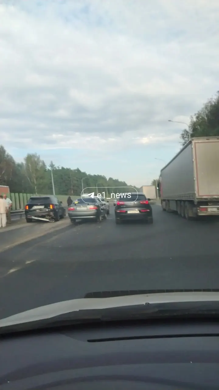 На Тюменском тракте в районе пересечения с ЕКАД произошла авария с участием нескольких автомобилей; в сторону Тюмени для проезда открыта только одна полоса.