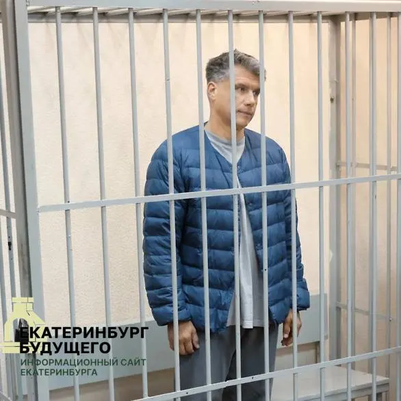 Кировский районный суд Екатеринбурга приостановил уголовное дело в отношении Сергея Горшунова. Его обвиняют в убийстве Виктора Терняка и покушении на его охранников; подозреваемый уехал в зону боевых действий, ранее уже покидал суд без разрешения.