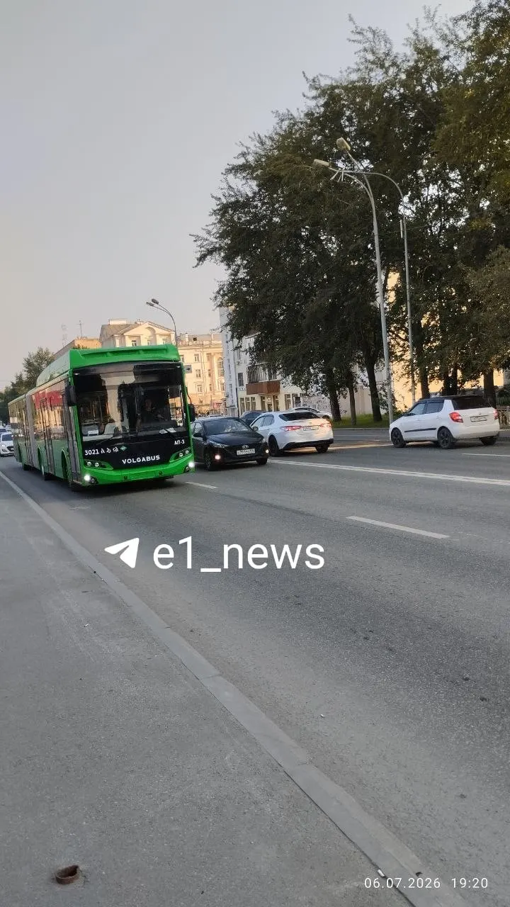 В город привезли ещё 15 сочленённых автобусов — колонну заметили на улице Восточной.