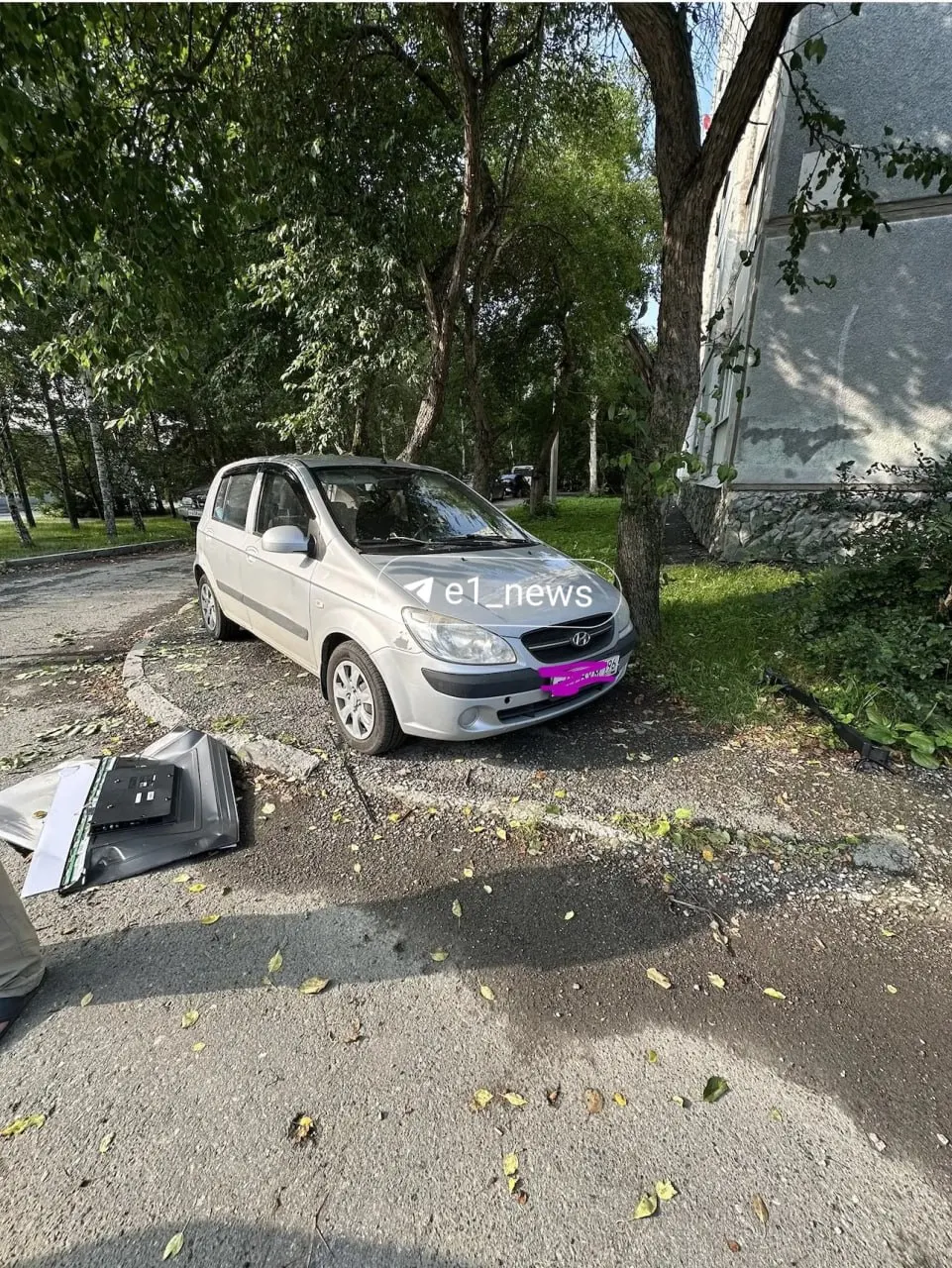 Ночью у дома на Начдива Онуфриева, 22 на припаркованный автомобиль бросали предметы — владелица заявила о разбитом стекле и вмятинах, полиция проводит проверку.