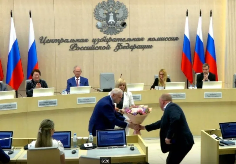 На 28-м заседании Центризбирком единогласно зарегистрировал федеральный список «Справедливой России», подтвердил допуск 260 кандидатов, утвердил членство Давида Губаря с правом совещательного голоса и согласовал 43 финансовых уполномоченных «Яблоко» в 42 регионах.