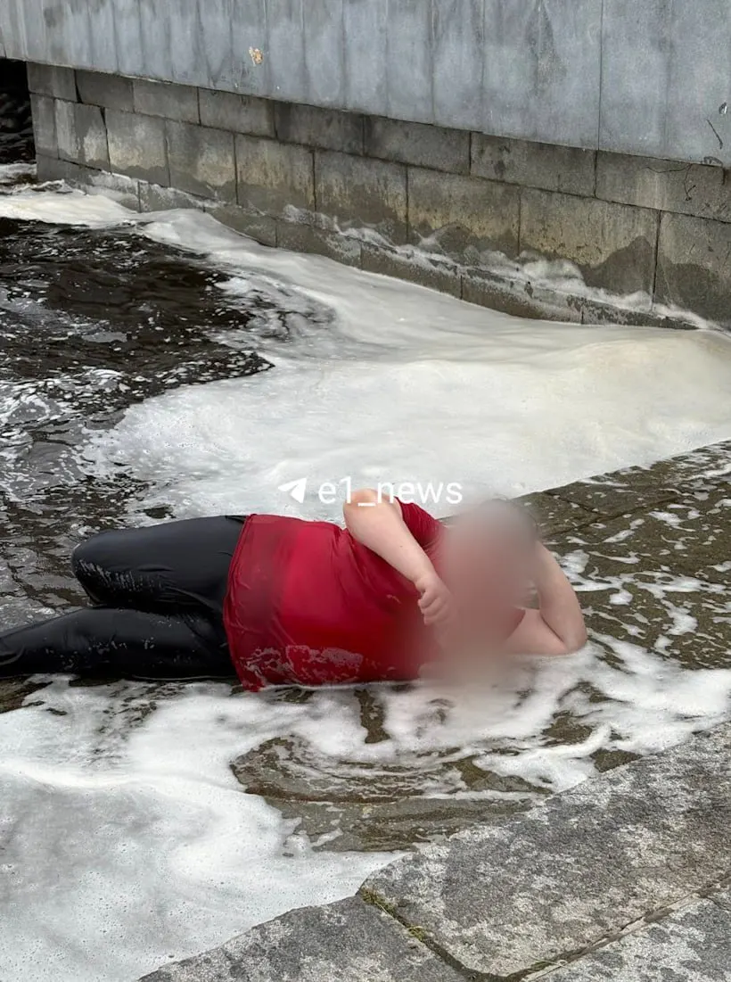 На Плотинке молодой человек полез в бурную воду — момент сняли на видео. По словам очевидца, он объяснил поступок коротко: «мне нечем заняться».