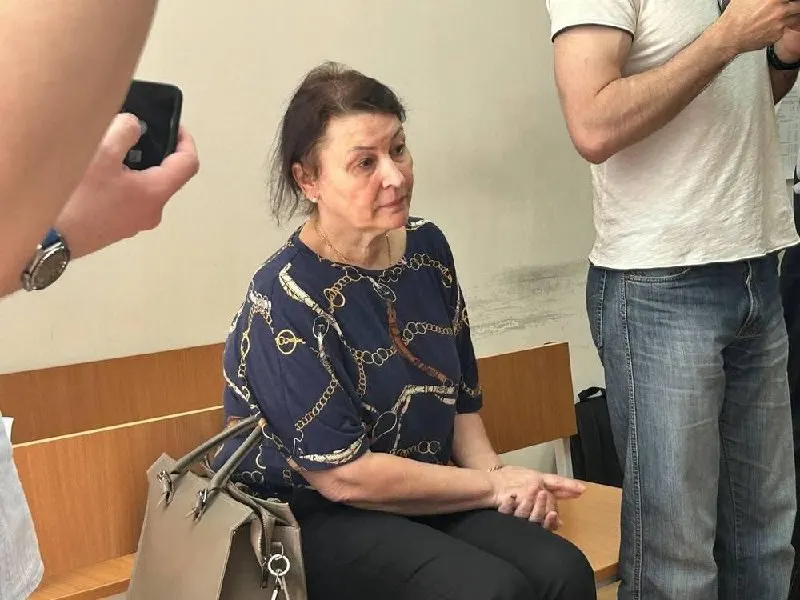 Бывшую руководительницу спецшколы №124 признали непричастной к халатности, связанной с делом о насилии в учреждении; суд отменил приговор и взыскал в её пользу более 500 тысяч рублей.