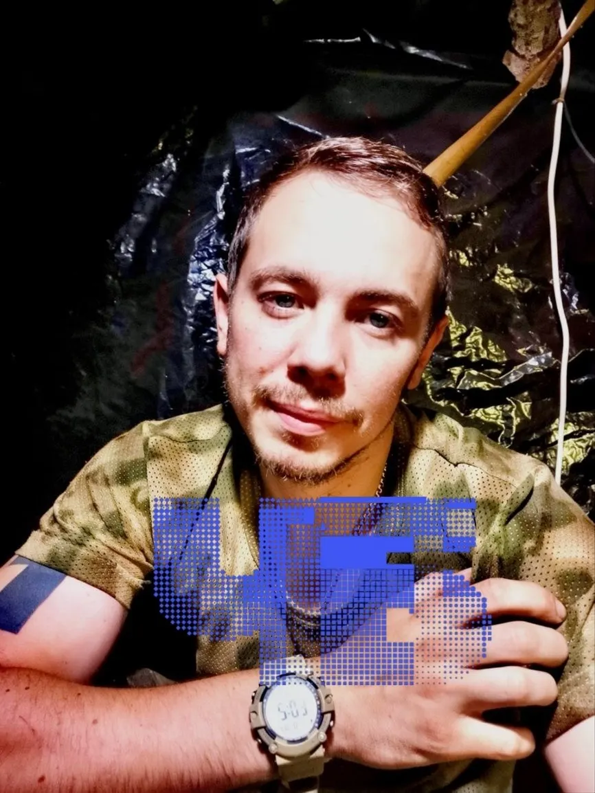 Родители Игоря Сивкова узнали о похоронах сына постфактум: молодого моряка тайно погребли в Балтийске, лишив родных возможности проститься. Отец утверждает, что фиктивный брак и бюрократические процедуры отдали тело человеку, который не позволил семье проводить церемонию.
