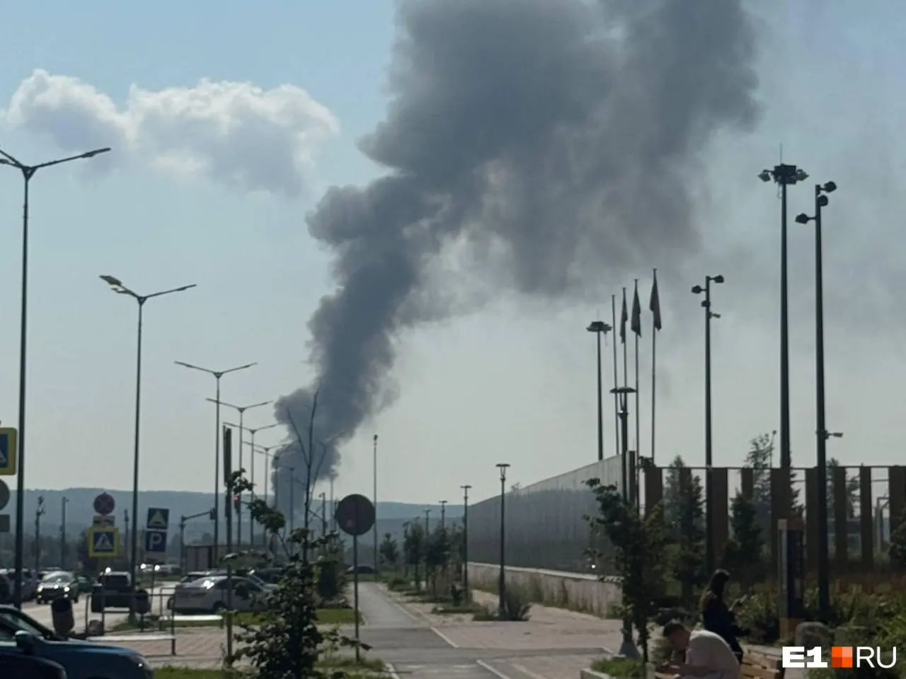 Утром 25 июля в Свердловской области объявили режим опасности БПЛА. Около 10:00 у логистического центра под Екатеринбургом загорелась прилегающая площадка после нескольких взрывов; склад временно закрыт, люди эвакуированы, пострадавших нет.