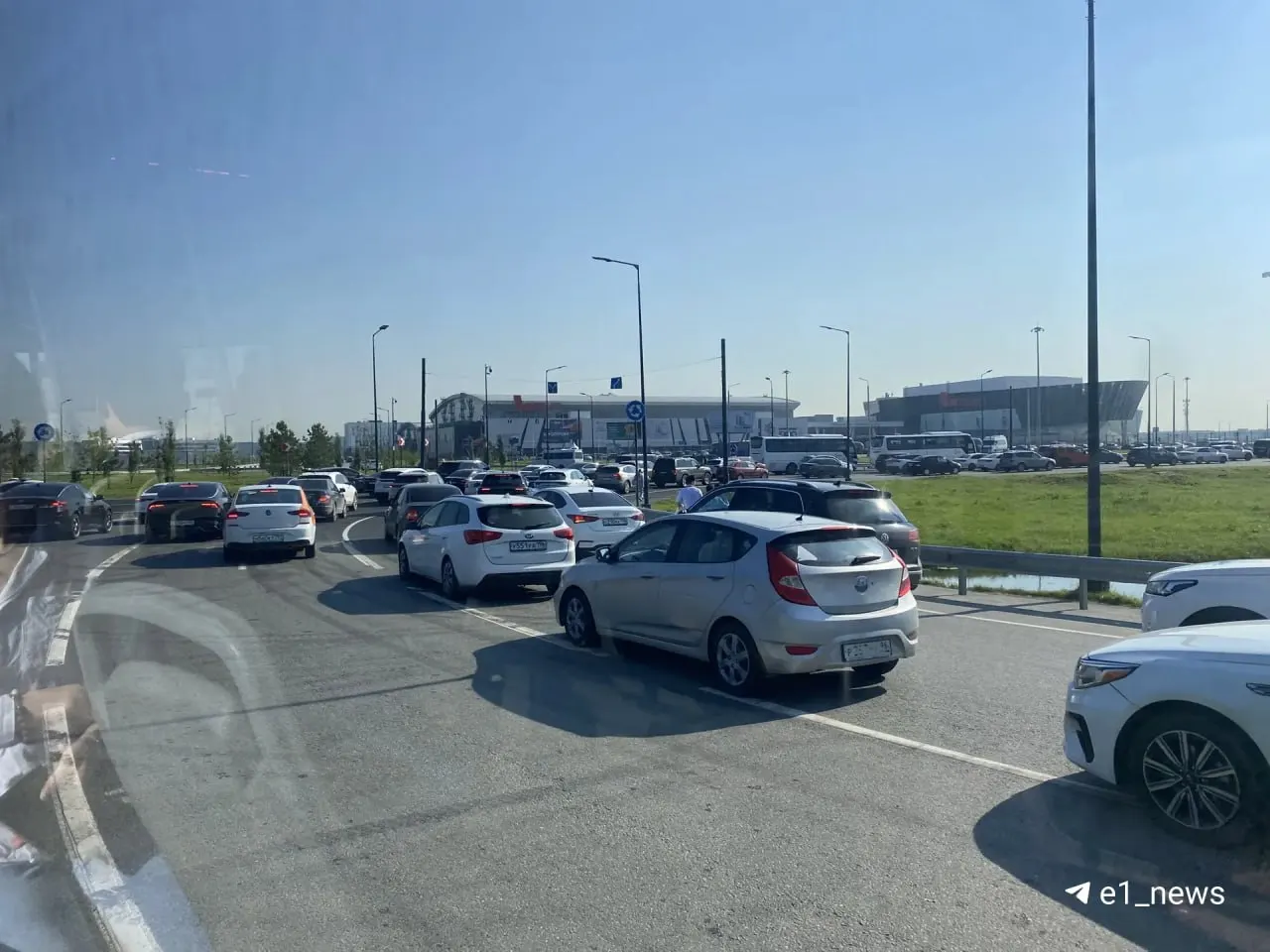 На подъезде к выставочному центру «Экспо» скопились многокилометровые заторы: машины стоят в несколько рядов, некоторые пассажиры вынуждены идти пешком.