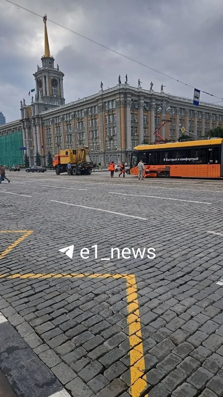 Из‑за поломки 18-го вагона на улице Ленина трамвайное движение встало: ремонтная бригада работает на месте, многие горожане шли на работу пешком.