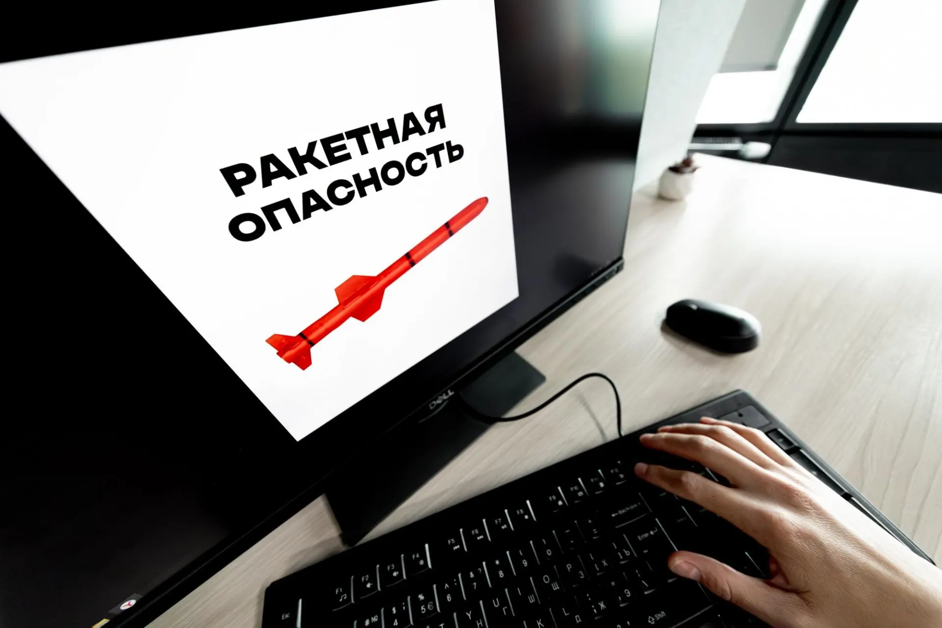 Воздушные тревоги прозвучали в разных районах страны. Жителям советуют следовать официальным оповещениям и соблюдать меры безопасности.