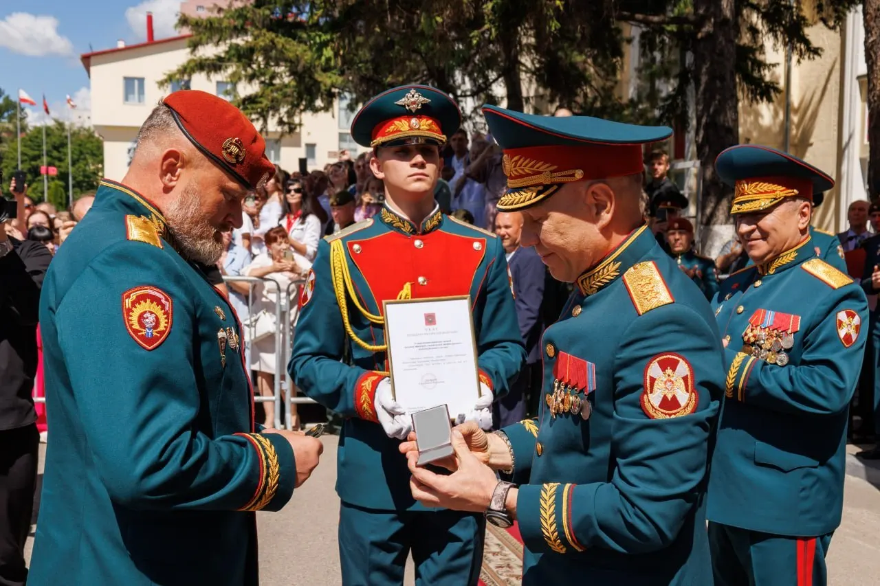 Начальнику Саратовского военного института войск национальной гвардии Александру Белоглазову присвоили воинское звание генерал-лейтенанта. Погоны ему вручил заместитель директора Федеральной службы войск национальной гвардии Анатолий Маликов.