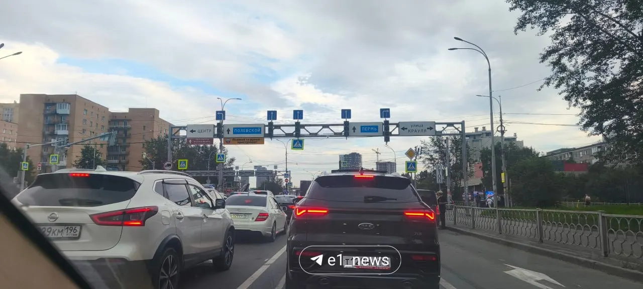 На перекрёстке улиц Токарей и Крауля в Екатеринбурге не работает светофор; из‑за этого затор тянется от Сортировки в сторону Серфимы Дерябиной и в обратном направлении.