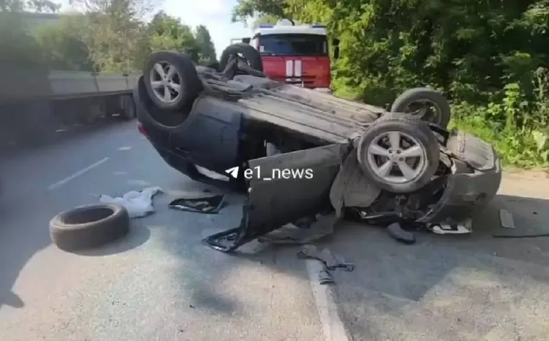 В Кольцово произошло ДТП: в одном из автомобилей перевернуло машину. Мужчина в перевернувшемся авто выжил — вероятно, благодаря ремню безопасности. Сейчас дорожные службы и автоинспекция выясняют обстоятельства.