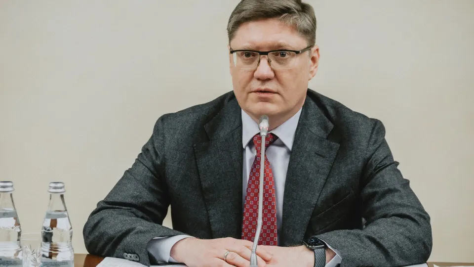 Заместитель руководителя фракции заявил, что недовольство из‑за бензинового дефицита не должно превращаться в массовые протесты, связал проблемы с ударами по НПЗ и пообещал скорое решение. Между тем переработка нефти в стране резко сократилась, введены региональные лимиты и новые правила продажи топлива.