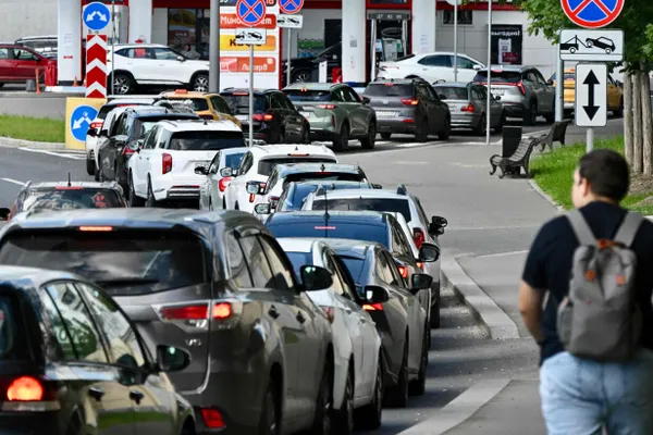С начала мая цена белорусского АИ‑92 выросла в 1,8 раза. Продажи на бирже за 1–26 июня составили 79,38 тыс. тонн; мощности НПЗ Белоруссии ограничены, поэтому их вклад в снабжение страны невелик.