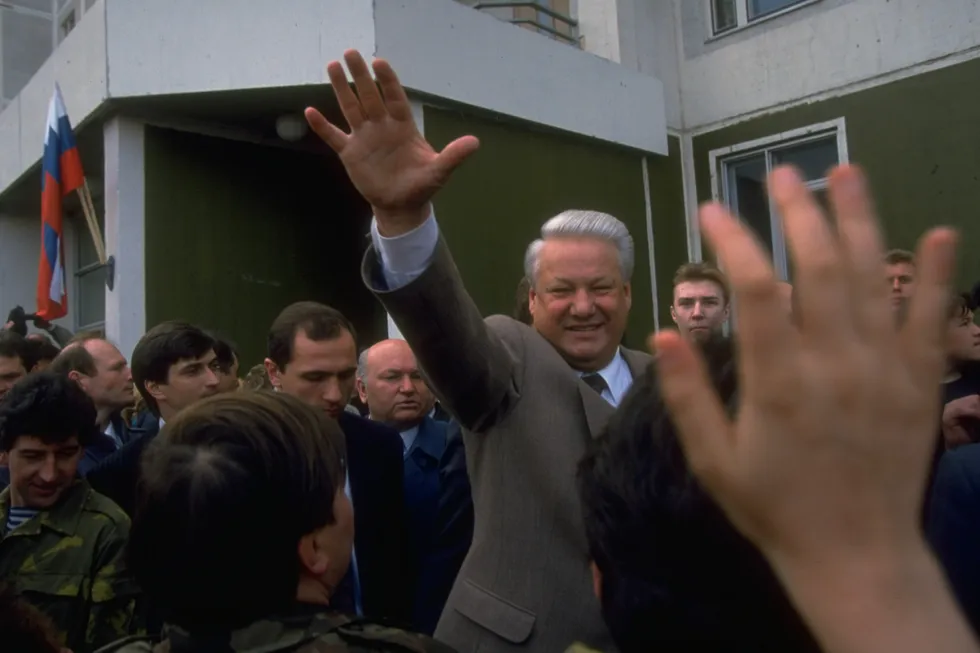 Короткий обзор десятисерийного проекта о перестройке и 1990‑х: что в нём нового, кто даёт показательные интервью и какие ключевые упущения делают сериал партийным изображением эпохи.