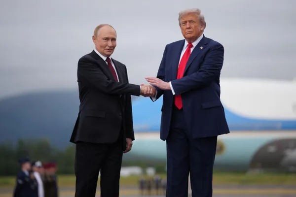 По данным информированных источников, Дональд Трамп планирует сначала встретиться с Владимиром Зеленским на саммите НАТО 7–8 июля в Анкаре, а потом провести телефонный разговор с Владимиром Путиным. В разговорах обсуждался вопрос прекращения войны в Украине.