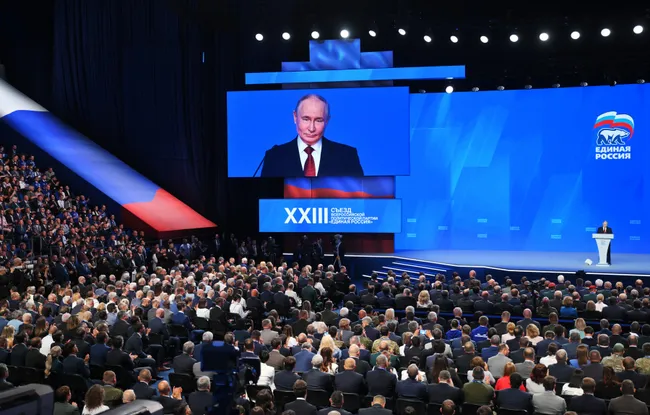 В администрации президента несколько раз корректировали KPI для «Единой России»: с первоначальных 55–60% до примерно 45% в ряде регионов на фоне падения рейтингов, экономических проблем и усталости общества от войны.