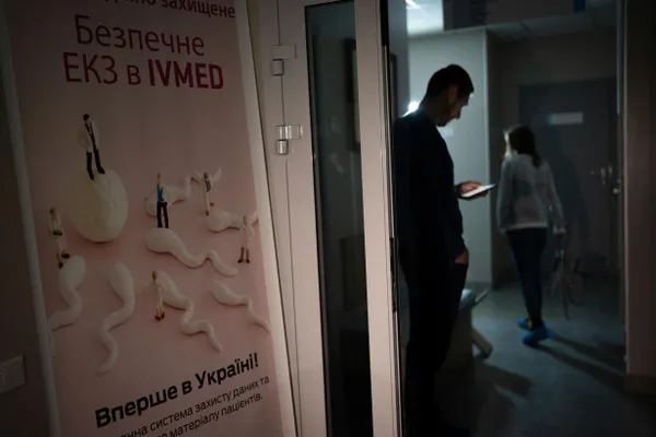 Депутаты приняли поправки в закон «О ветеранах»: вспомогательные репродуктивные технологии, включая экстракорпоральное оплодотворение (ЭКО), будут предоставляться бесплатно определённым категориям женщин; услуги суррогатного материнства и ряд процедур остаются платными.