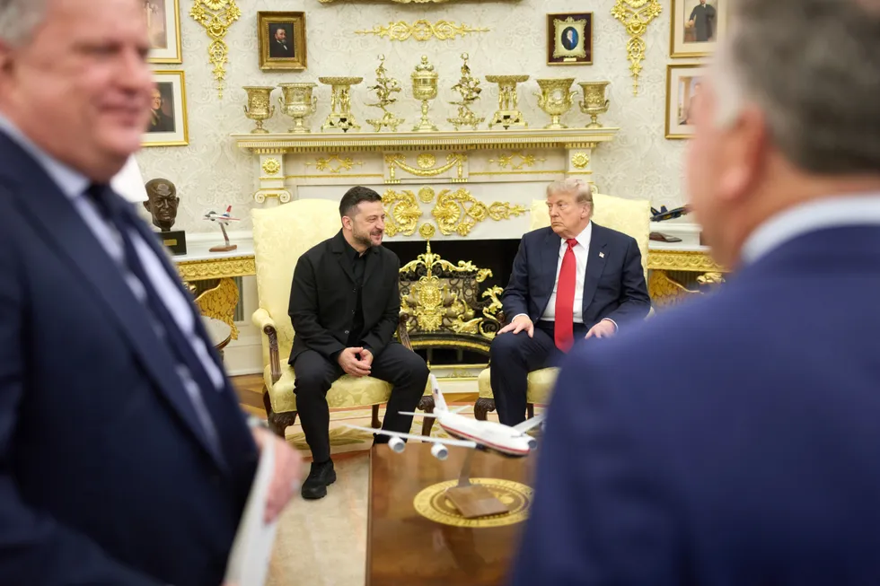 Встреча Владимира Зеленского и Дональда Трампа в Белом доме прошла чуть больше часа. Киев запросил экстренный пакет ракет для комплексов Patriot, в Вашингтоне обсуждают дополнительные санкции и визит спецпосланников.