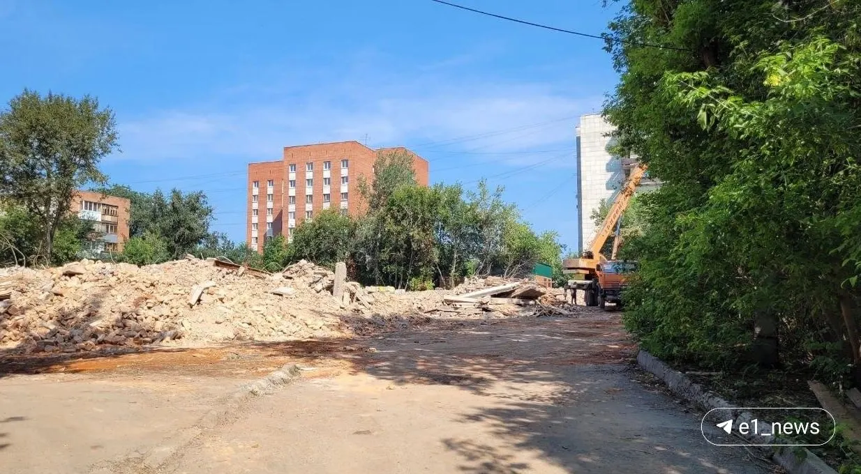 Здание на Педагогической, 23 закрыли в 2021 году. Сейчас разбирают руины, участок подготовят под строительство нового корпуса соседней школы.