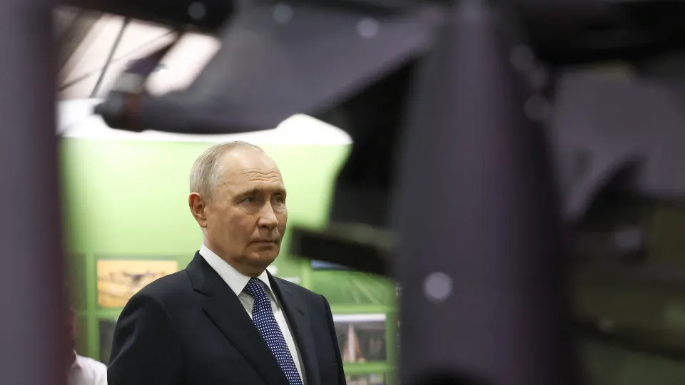 На форуме «Все для победы» президент сообщил, что граждане добровольно направили около 70 млрд рублей через Общероссийский народный фронт; в то же время растут государственные военные расходы и обсуждаются дополнительные источники их финансирования.