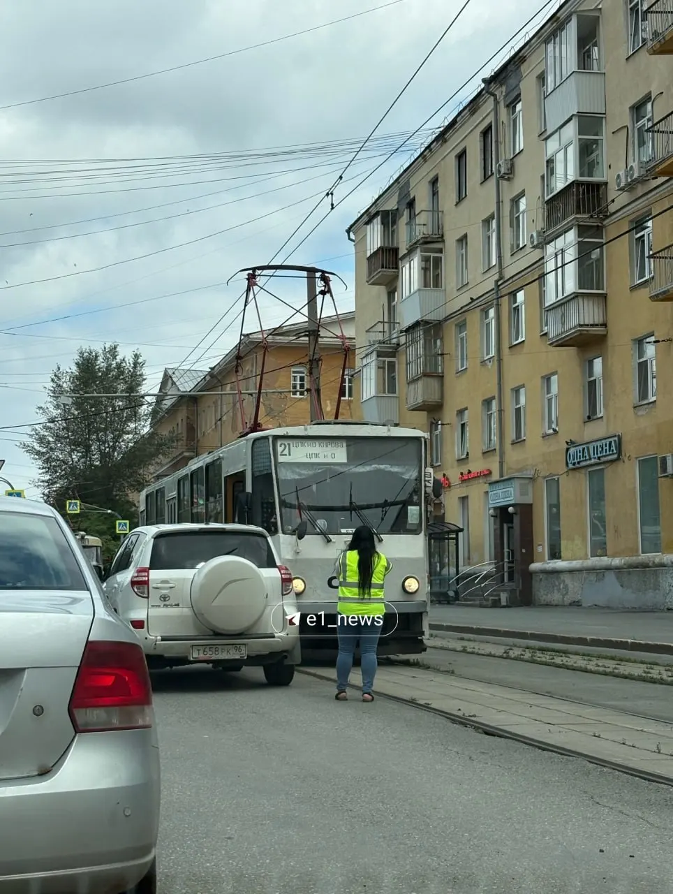 Внедорожник оставили почти вплотную к рельсам возле остановки «Декабристов», из‑за чего трамваи замедляют движение.