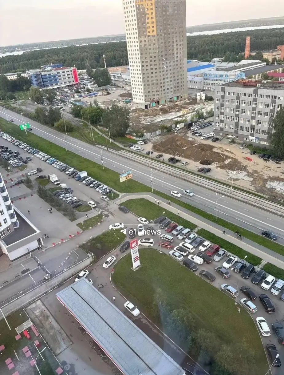 На улице Блюхера в Екатеринбурге автомобилисты, выстроившиеся к АЗС «Лукойл», перекрыли подъезд к жилому комплексу «Уральский»: ни жители, ни экстренные службы не могут проехать.