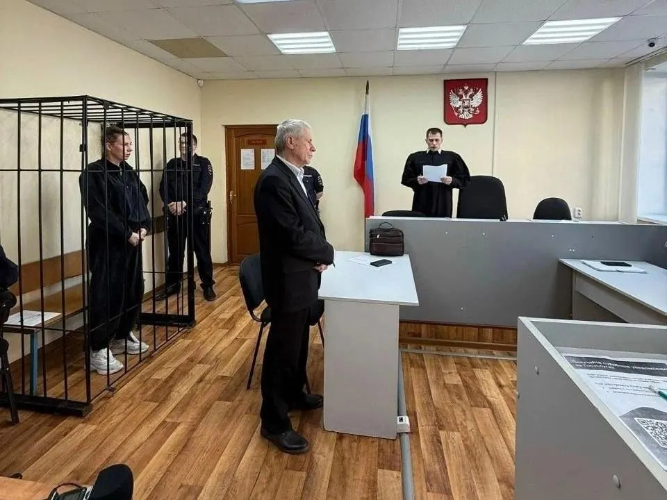 Екатерину Гоголеву, обвиняемую в превышении должностных полномочий, выпустили из СИЗО и перевели под домашний арест. Следствие утверждает, что она подписала акты приёмки работ по муниципальному контракту, не будучи уверенным в их выполнении. На момент ареста женщина была беременна; по словам адвоката, сейчас с ней и ребёнком всё в порядке.
