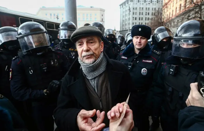 В Хорошевском суде Москвы началось заочное рассмотрение дела правозащитника Льва Пономарева. Обвинение просит 6,5 года колонии и десять лет запрета на администрирование интернет‑ресурсов по статьям о «нежелательной» организации и «иностранном агенте».