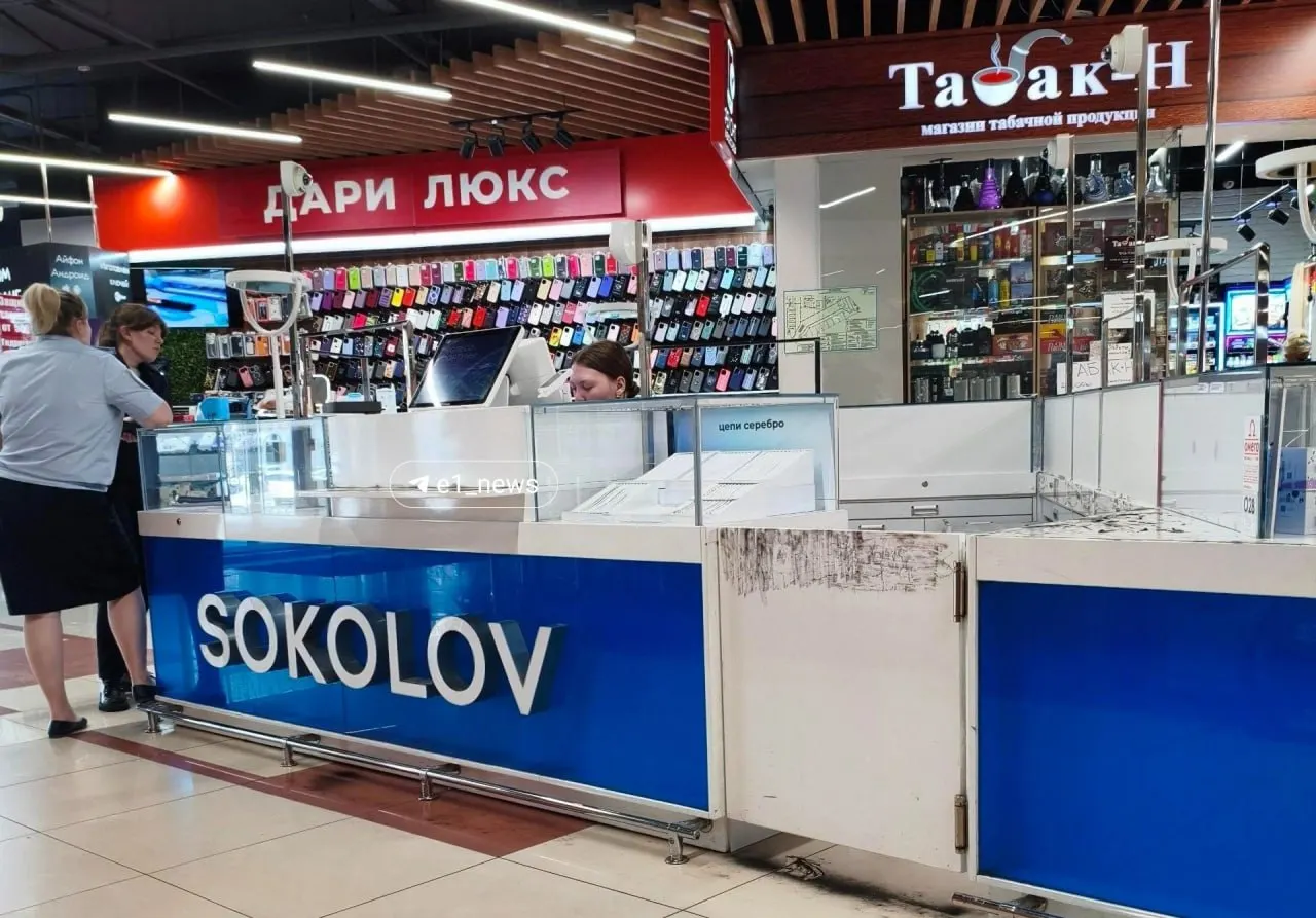 В торговом центре «Омега» вечером 1 июля работница унесла весь товар из витрины. В полиции подтвердили факт кражи, по факту проводится проверка.