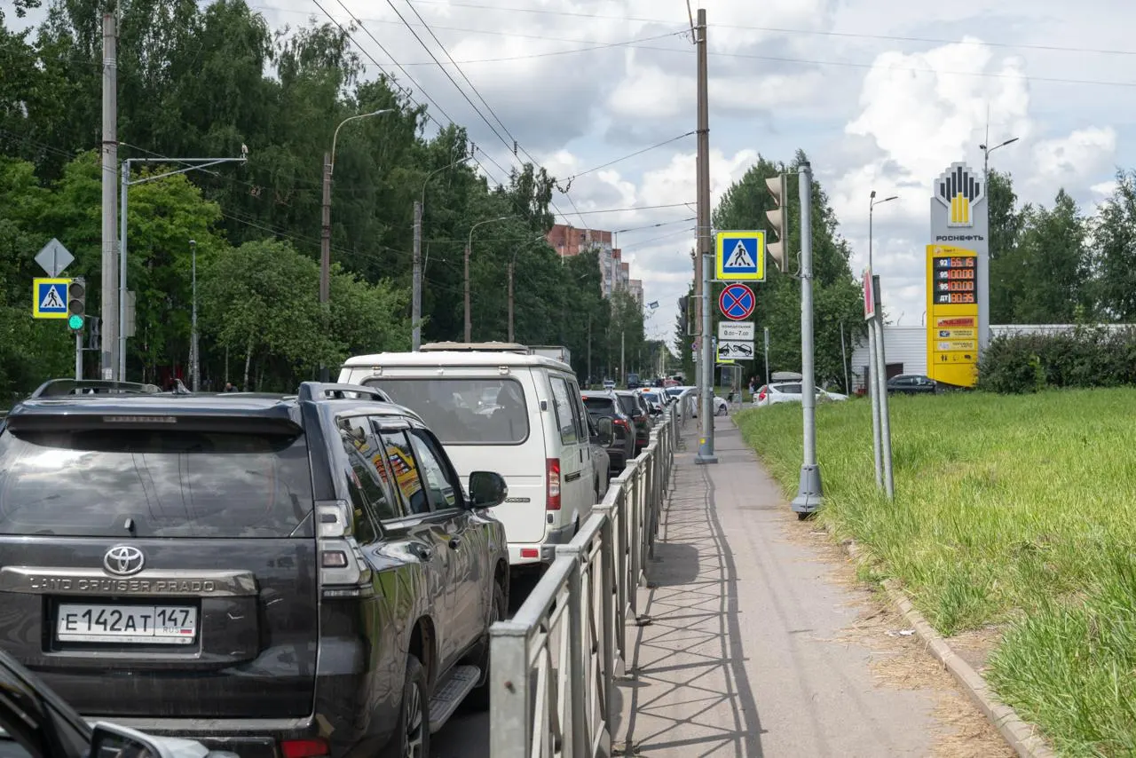 Проверка петербургских АЗС показала наличие топлива Евро‑5, несмотря на временное разрешение оборота бензина стандарта Евро‑3 в России из‑за перебоев на НПЗ.
