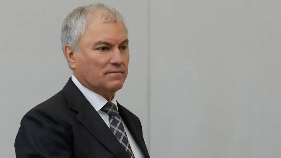 На фоне масштабного дефицита топлива спикер Госдумы выступил за расширение городского электротранспорта. Депутаты по-разному комментируют очереди на АЗС; аналитики связывают проблемы с ударами по топливной инфраструктуре и сокращением производства бензина.