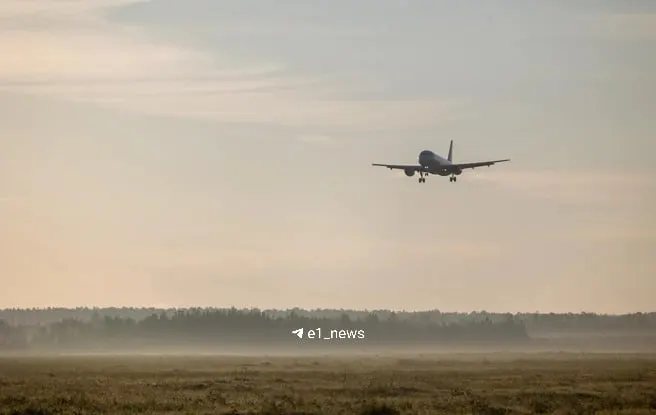 Рейс в Благовещенск вернулся в аэропорт Екатеринбурга после срабатывания индикации возможной неисправности. Пассажирам предоставили питание и отправили резервный борт.