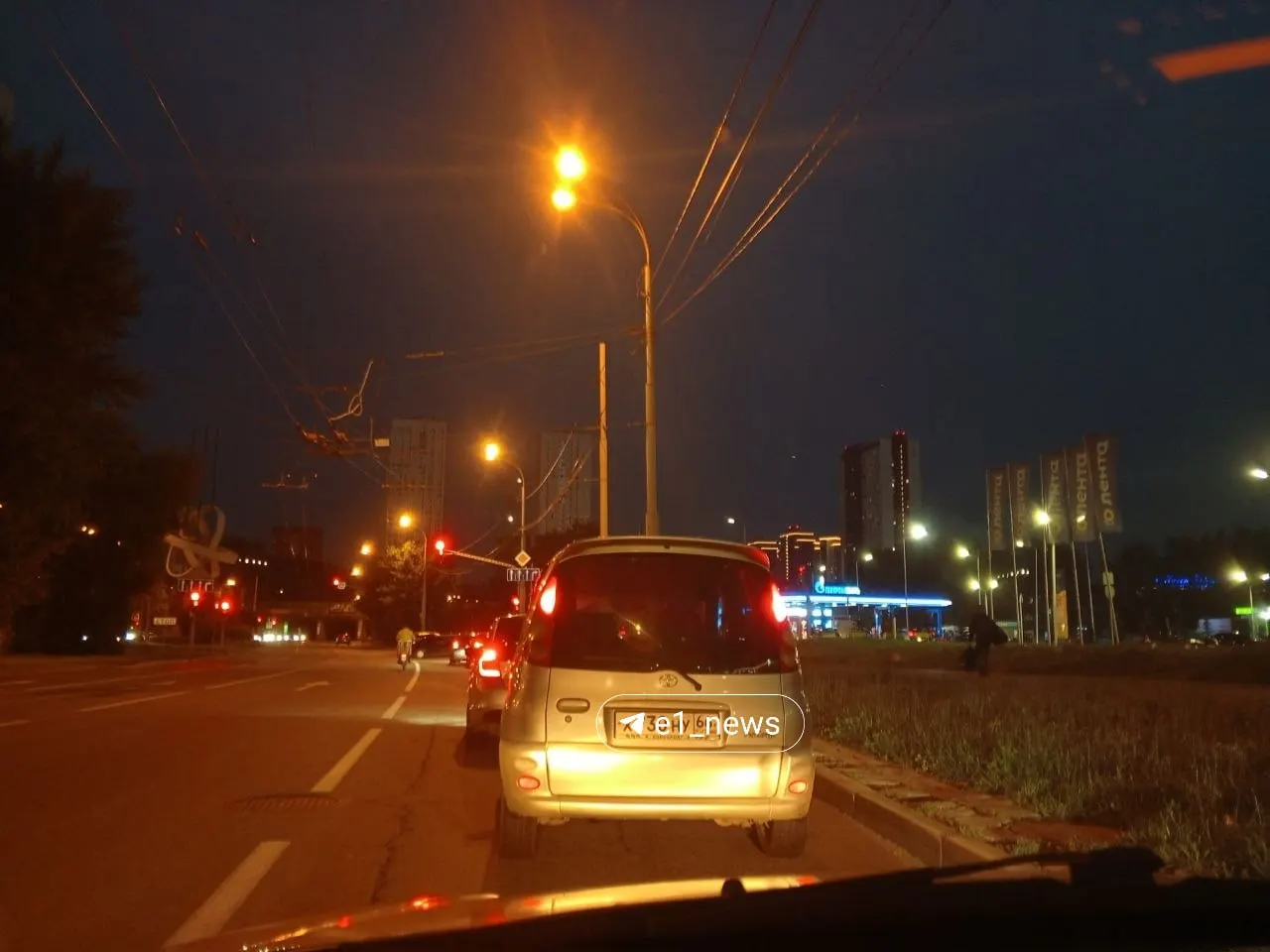 Жители Екатеринбурга жалуются на дефицит бензина: на некоторых АЗС, в том числе на проспекте Космонавтов, автомобилисты проводят в очередях до получаса.