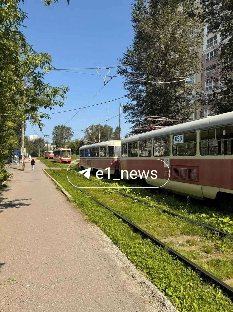 Движение трамваев в сторону проспекта Космонавтов временно приостановилось; позже сообщили о восстановлении движения.